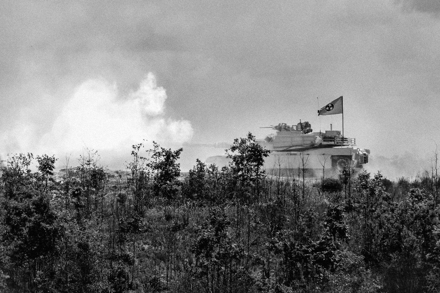 Czołg Abrams podczas ćwiczeń strzeleckich na poligonie Fort Benning.