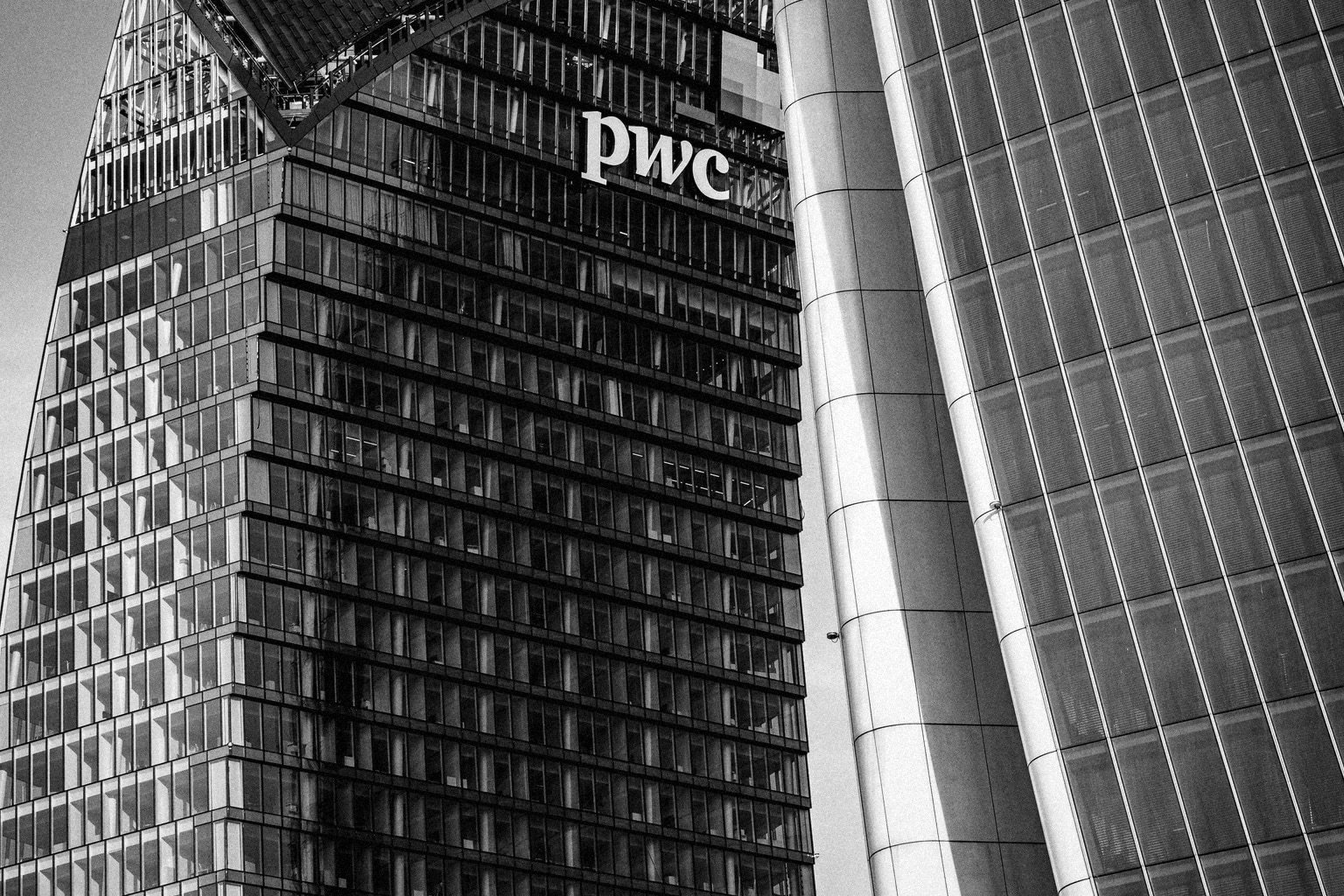 Wieżowce dzielnicy CityLife w Mediolanie z wieżą Libeskinda.