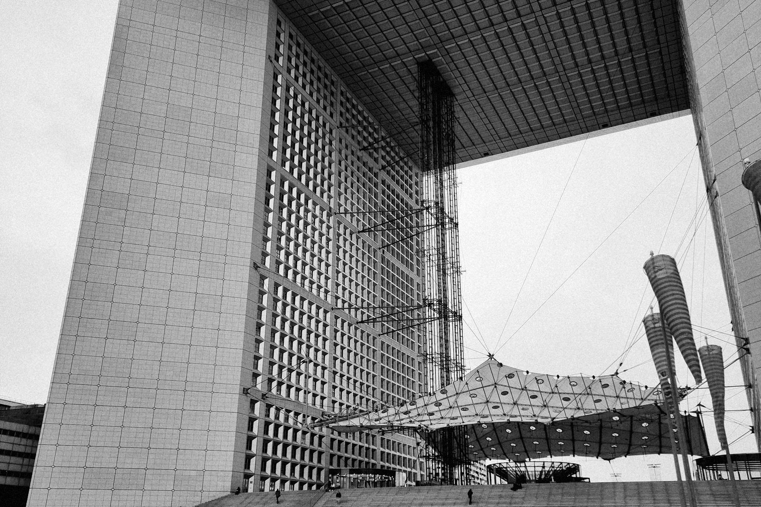 Czarno-biała architektura Grande Arche w paryskiej dzielnicy La Défense.