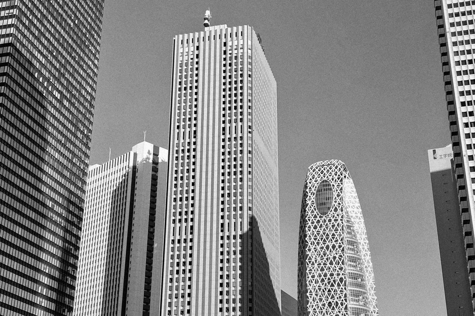 Wieżowce dzielnicy Shinjuku w Tokio sfotografowane od dołu.