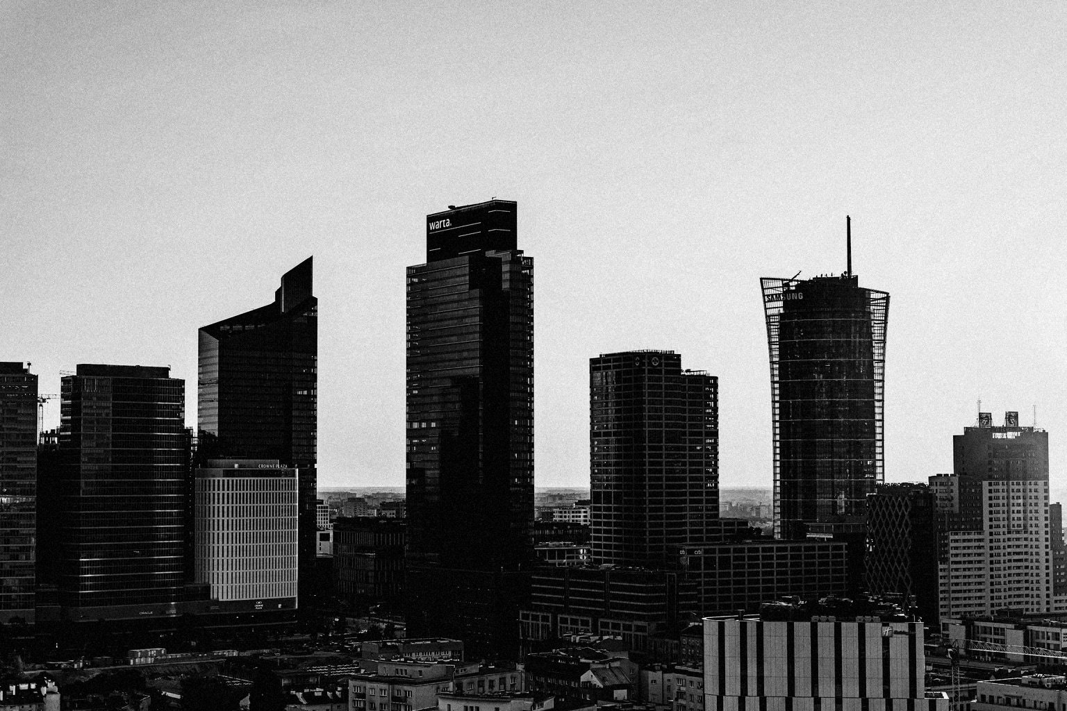 Panorama centrum Warszawy z nowoczesnymi wieżowcami, widziana z góry.