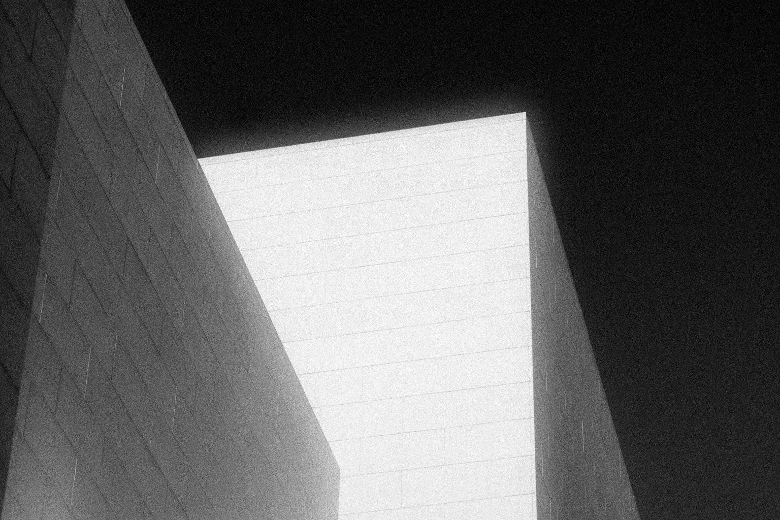 Minimalistyczna rzeźbiarska bryła Orange County Museum of Art w Costa Mesa na tle nieba.
